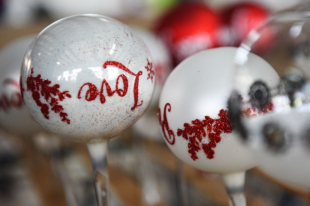 Świąteczny czar zaklęty w bombkach. Zobaczcie jak powstają