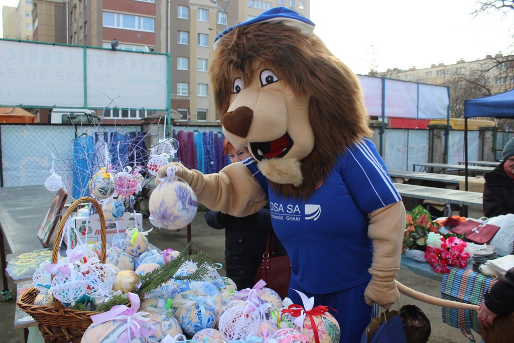 Na targowisku przy Partyzantów trwa świąteczny jarmark