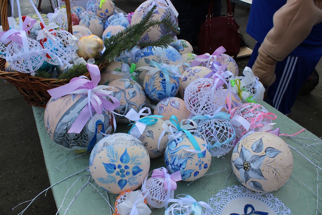 Na targowisku przy Partyzantów trwa świąteczny jarmark