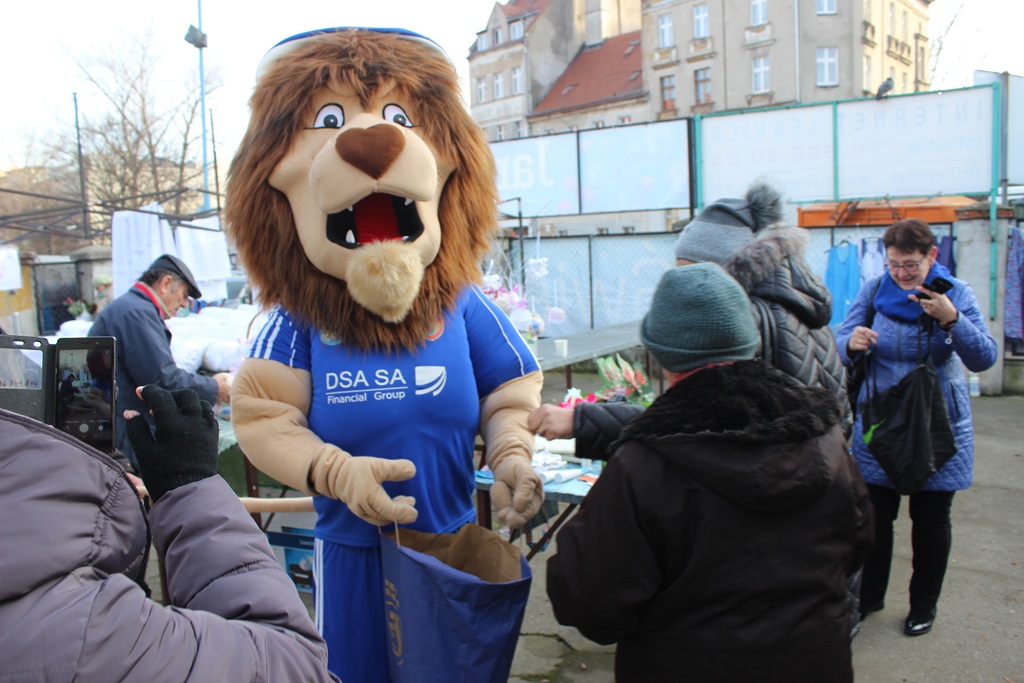 Na targowisku przy Partyzantów trwa świąteczny jarmark