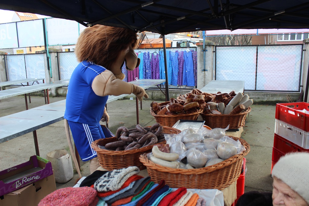 Na targowisku przy Partyzantów trwa świąteczny jarmark