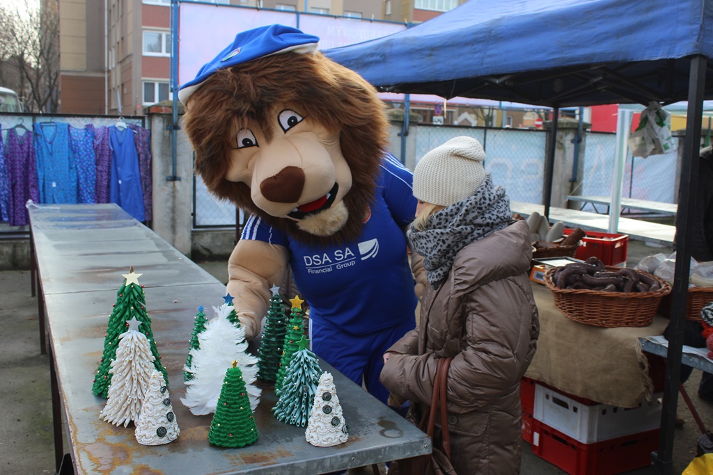 Na targowisku przy Partyzantów trwa świąteczny jarmark