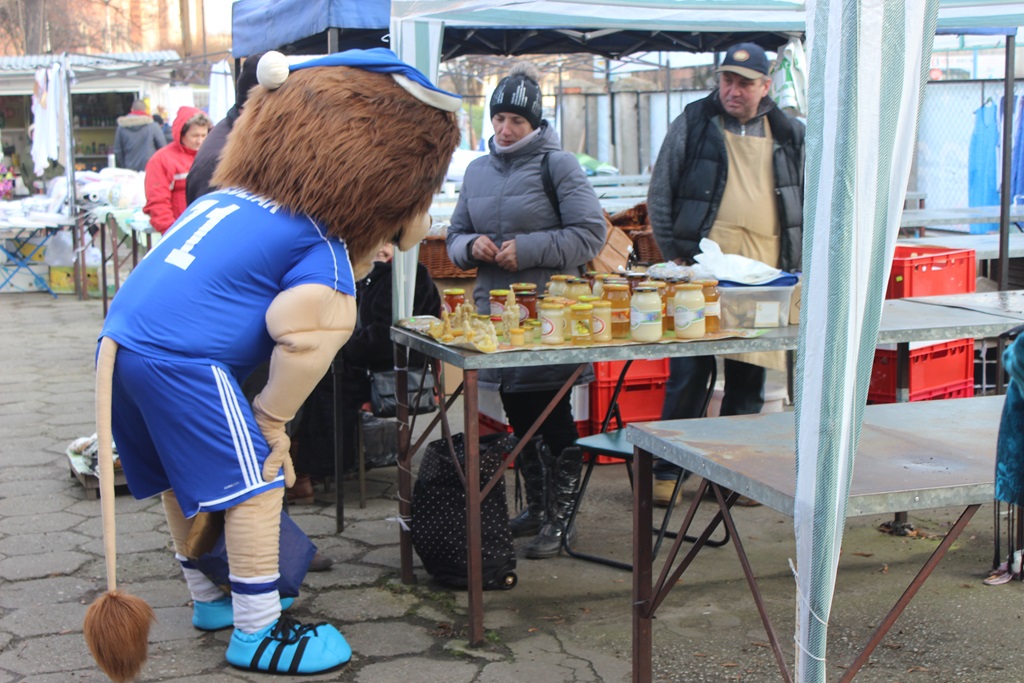 Na targowisku przy Partyzantów trwa świąteczny jarmark