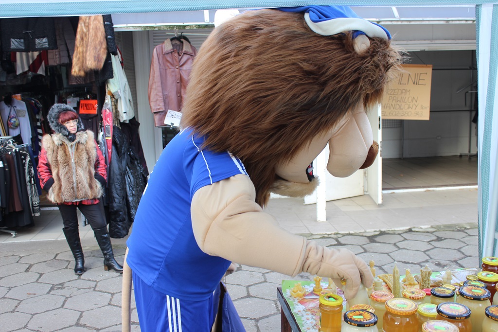 Na targowisku przy Partyzantów trwa świąteczny jarmark