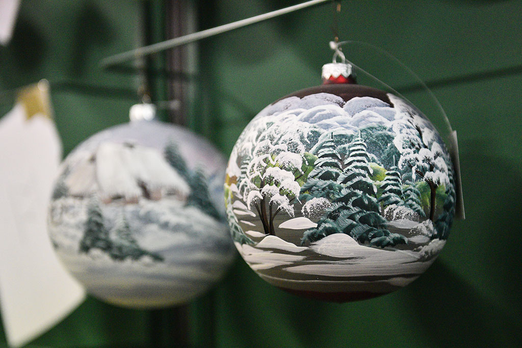 Świąteczny czar zaklęty w bombkach. Zobaczcie jak powstają