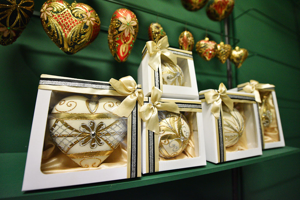 Świąteczny czar zaklęty w bombkach. Zobaczcie jak powstają