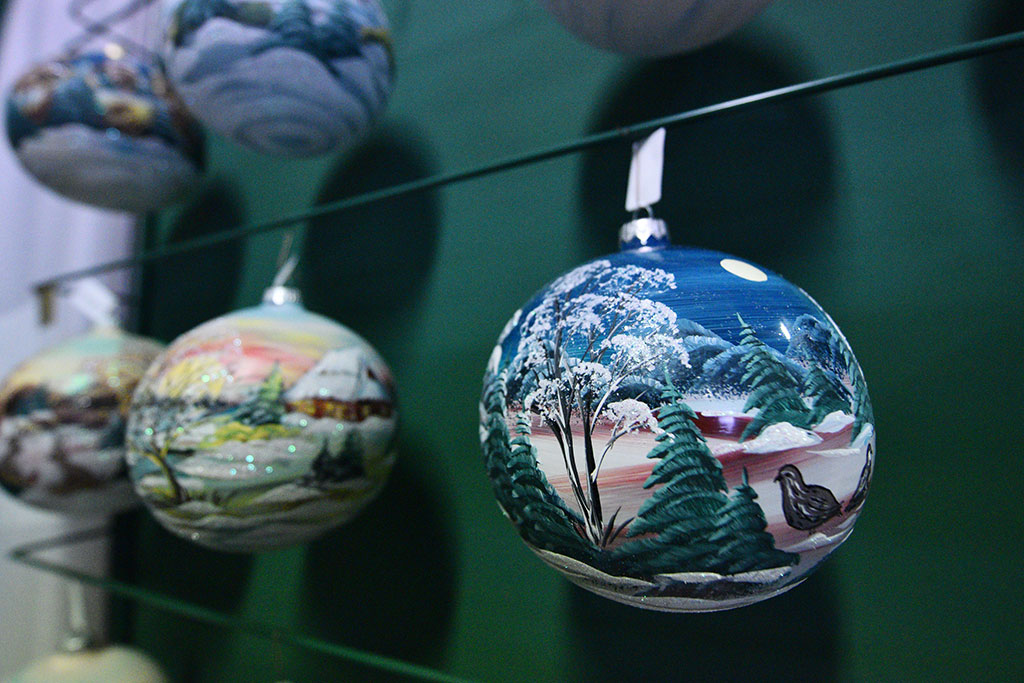 Świąteczny czar zaklęty w bombkach. Zobaczcie jak powstają