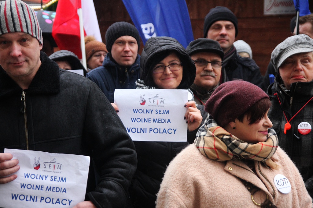 Pod teatrem manifestowali w obronie wolności mediów