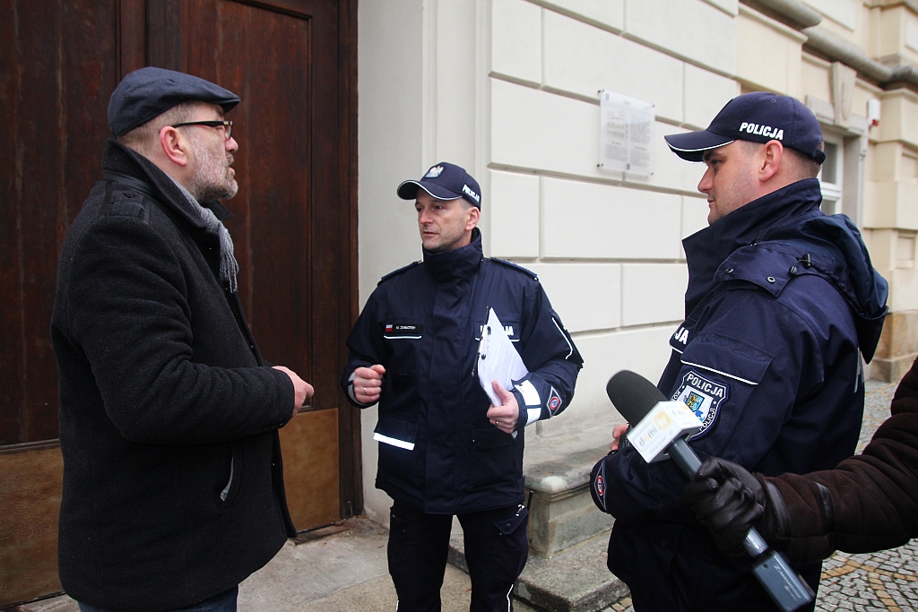Pod teatrem manifestowali w obronie wolności mediów