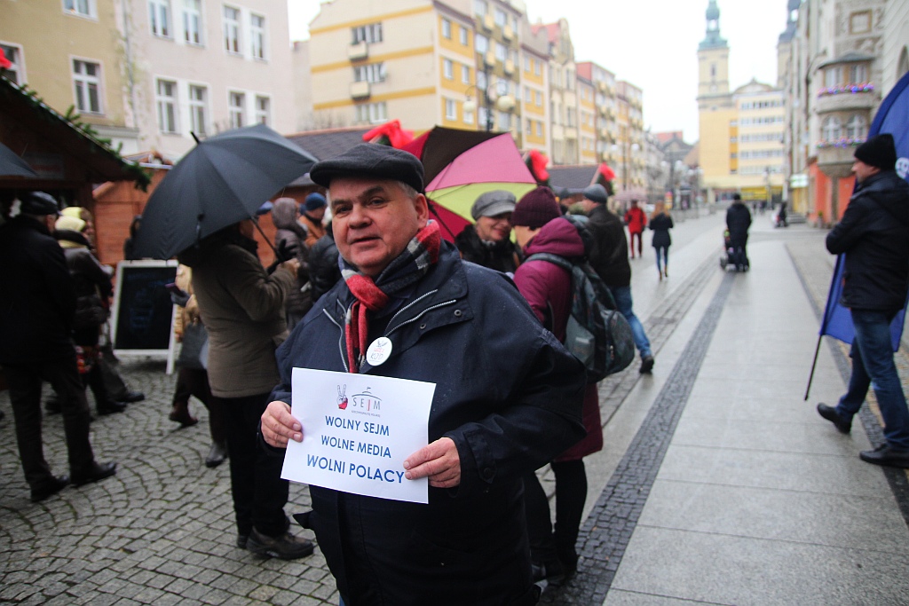 Pod teatrem manifestowali w obronie wolności mediów