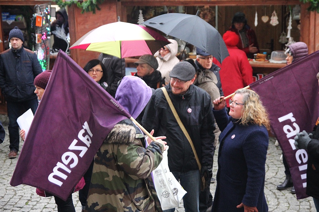 Pod teatrem manifestowali w obronie wolności mediów