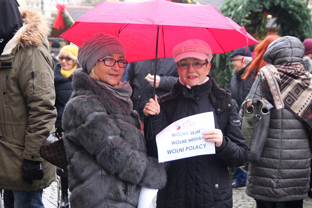 Pod teatrem manifestowali w obronie wolności mediów