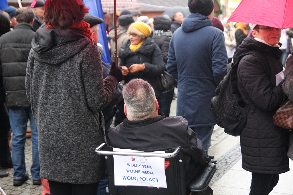 Pod teatrem manifestowali w obronie wolności mediów