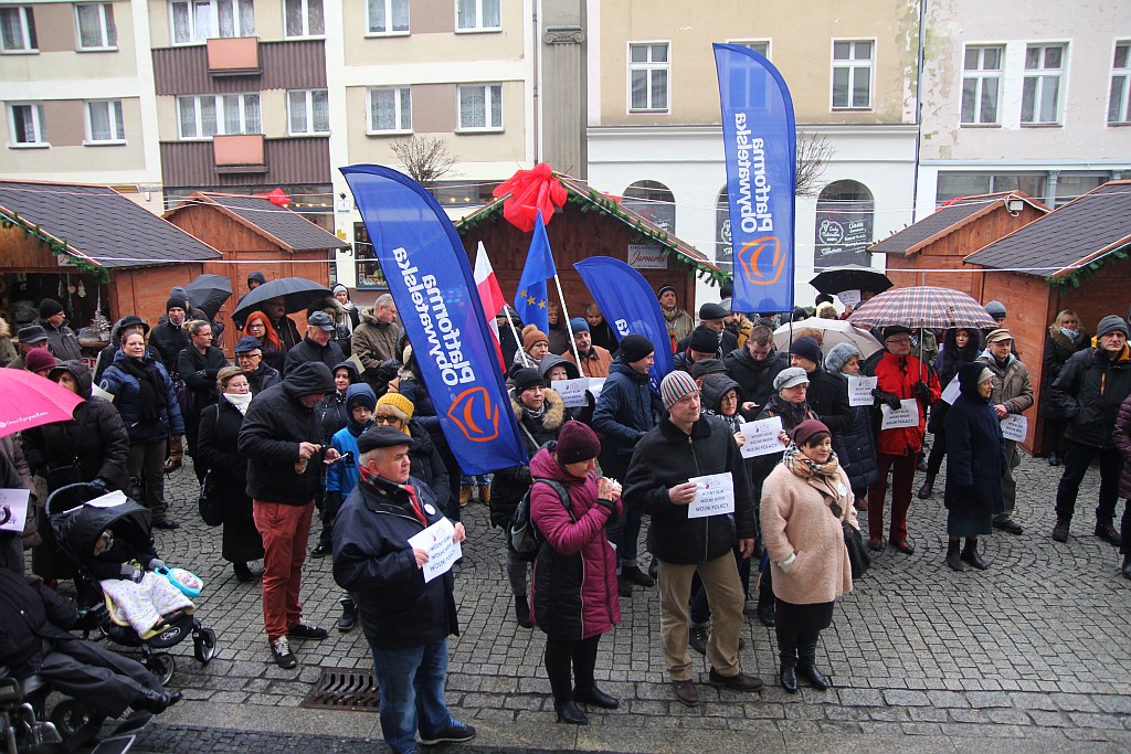 Pod teatrem manifestowali w obronie wolności mediów