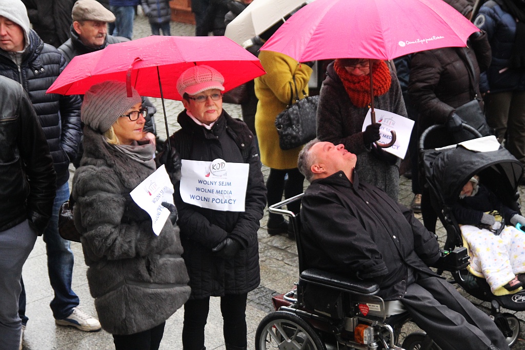 Pod teatrem manifestowali w obronie wolności mediów