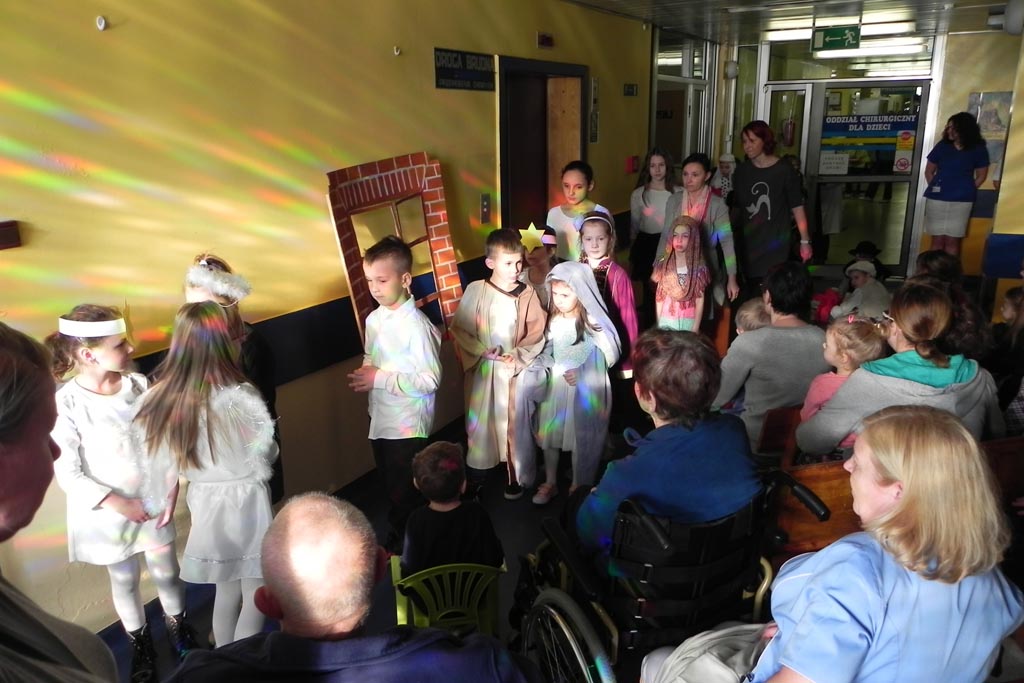 Uczniowie ze Szkoły Podstawowej nr 19 kolędowali w szpitalu