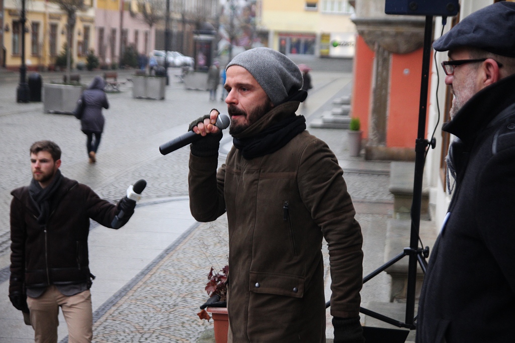 Pod teatrem manifestowali w obronie wolności mediów