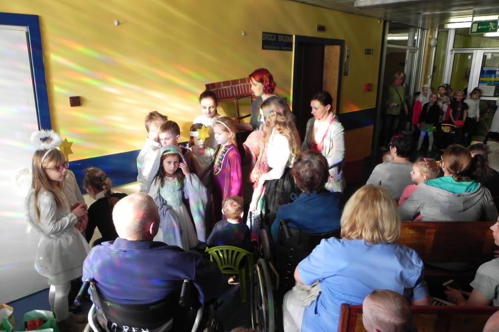 Uczniowie ze Szkoły Podstawowej nr 19 kolędowali w szpitalu