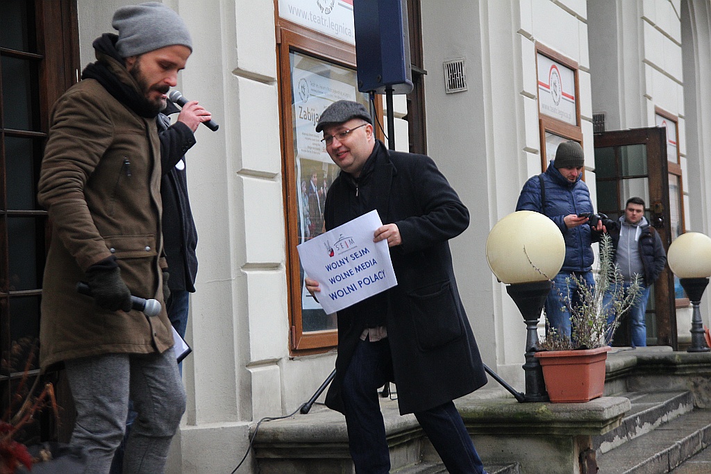 Pod teatrem manifestowali w obronie wolności mediów