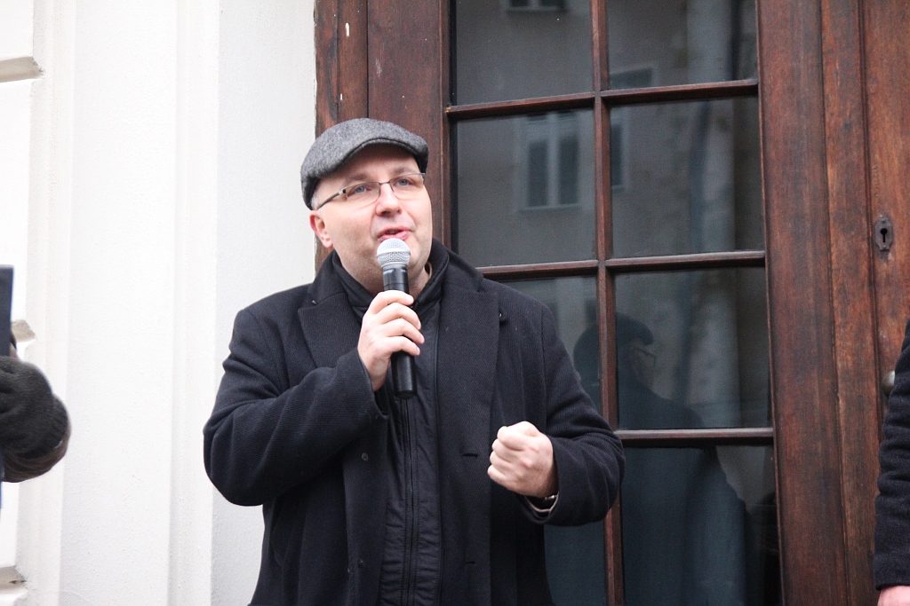 Pod teatrem manifestowali w obronie wolności mediów