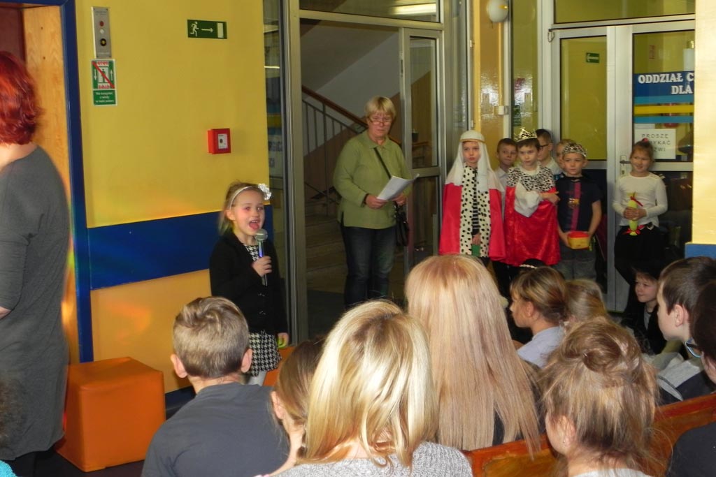 Uczniowie ze Szkoły Podstawowej nr 19 kolędowali w szpitalu