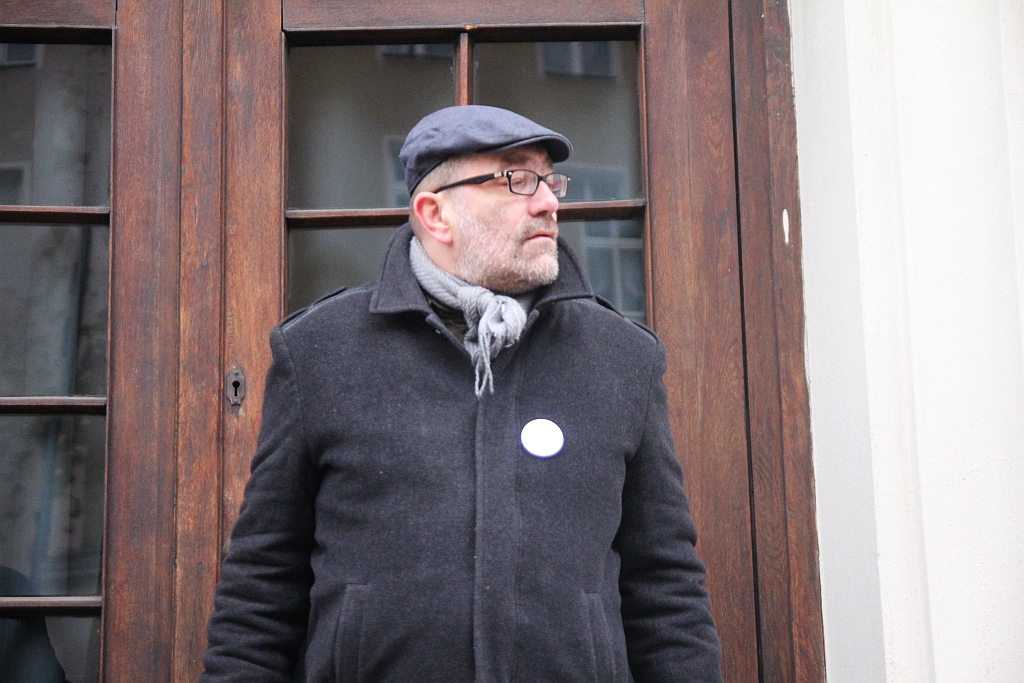 Pod teatrem manifestowali w obronie wolności mediów