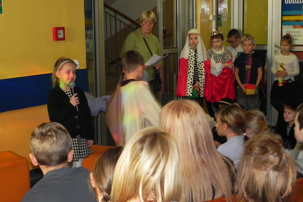 Uczniowie ze Szkoły Podstawowej nr 19 kolędowali w szpitalu