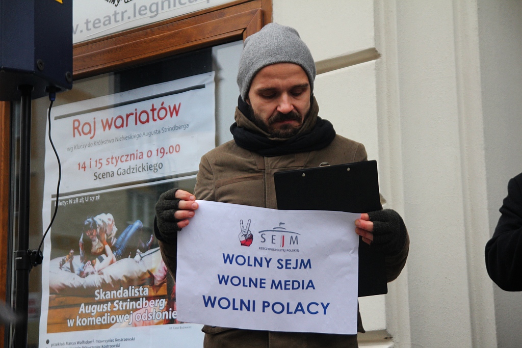 Pod teatrem manifestowali w obronie wolności mediów