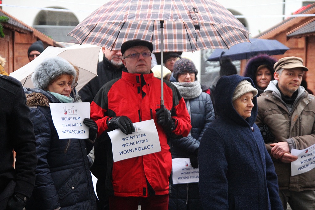 Pod teatrem manifestowali w obronie wolności mediów