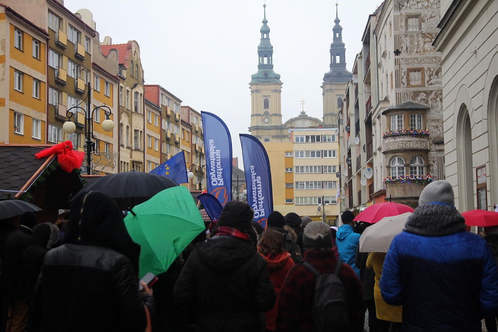 Pod teatrem manifestowali w obronie wolności mediów
