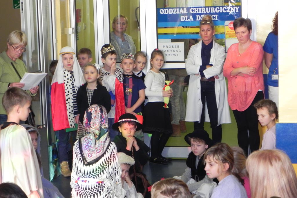 Uczniowie ze Szkoły Podstawowej nr 19 kolędowali w szpitalu