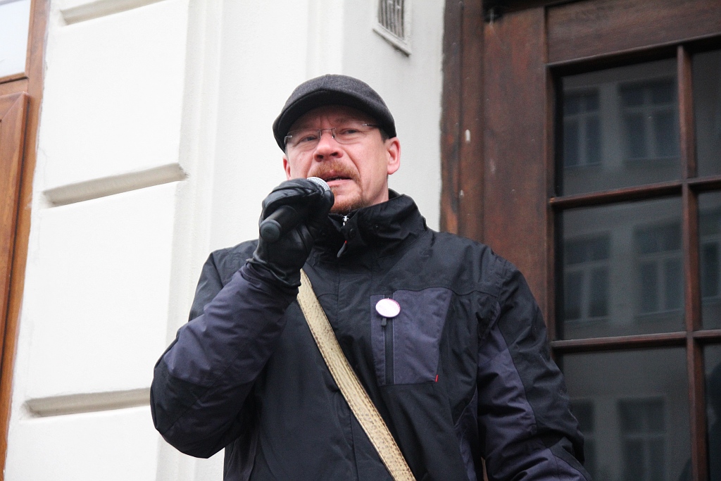 Pod teatrem manifestowali w obronie wolności mediów