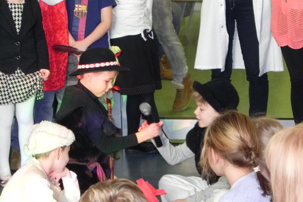 Uczniowie ze Szkoły Podstawowej nr 19 kolędowali w szpitalu