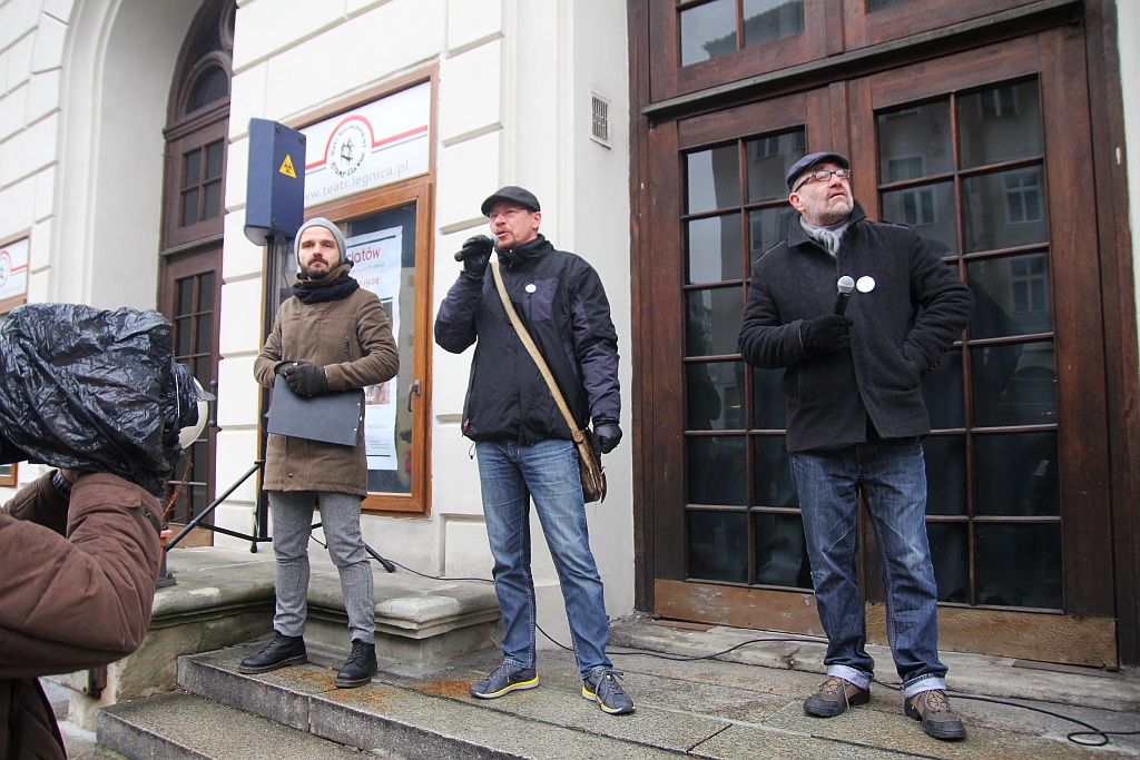 Pod teatrem manifestowali w obronie wolności mediów