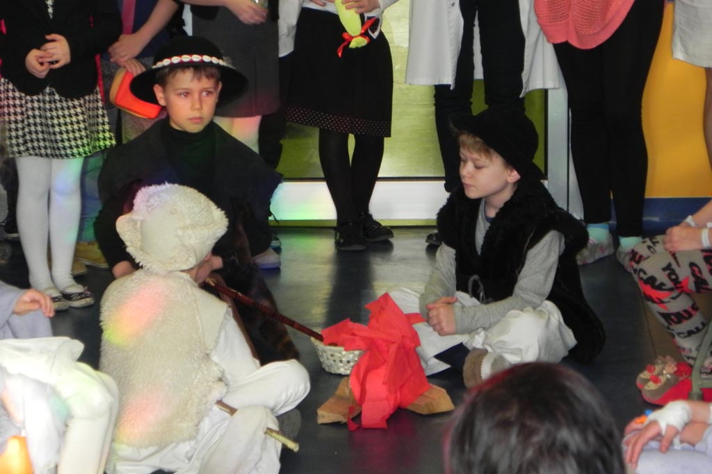 Uczniowie ze Szkoły Podstawowej nr 19 kolędowali w szpitalu