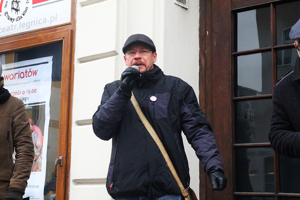 Pod teatrem manifestowali w obronie wolności mediów