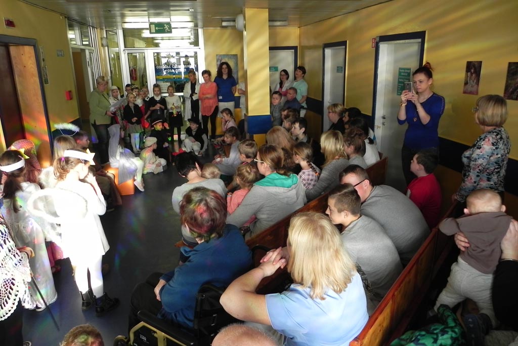 Uczniowie ze Szkoły Podstawowej nr 19 kolędowali w szpitalu