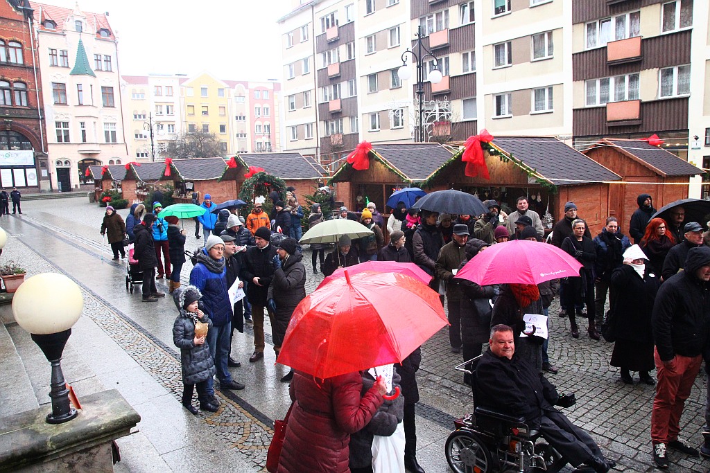 Pod teatrem manifestowali w obronie wolności mediów