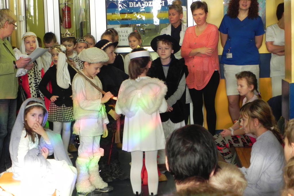 Uczniowie ze Szkoły Podstawowej nr 19 kolędowali w szpitalu