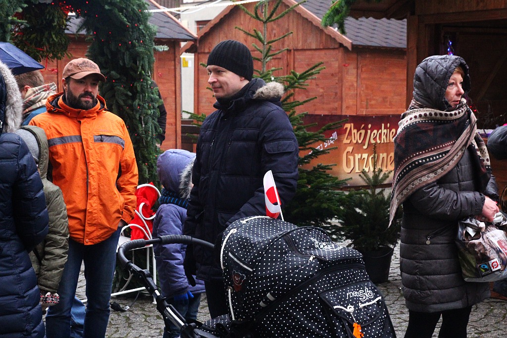 Pod teatrem manifestowali w obronie wolności mediów