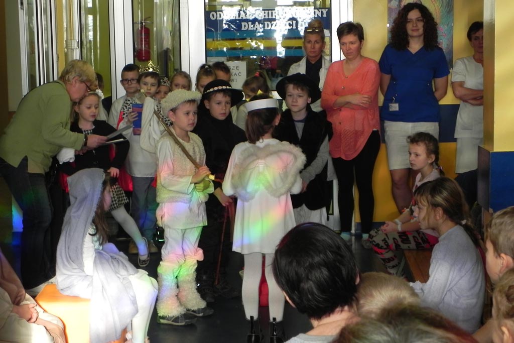 Uczniowie ze Szkoły Podstawowej nr 19 kolędowali w szpitalu