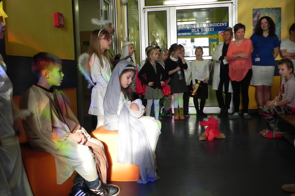 Uczniowie ze Szkoły Podstawowej nr 19 kolędowali w szpitalu