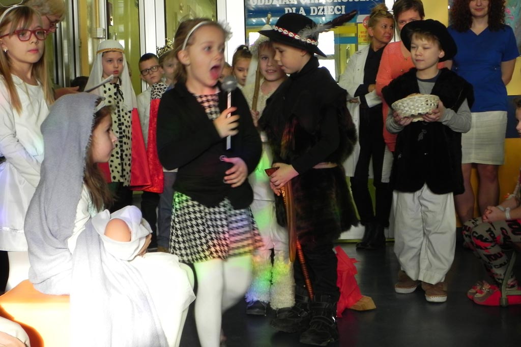 Uczniowie ze Szkoły Podstawowej nr 19 kolędowali w szpitalu