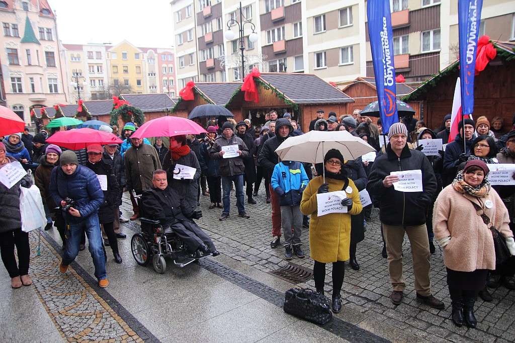 Pod teatrem manifestowali w obronie wolności mediów
