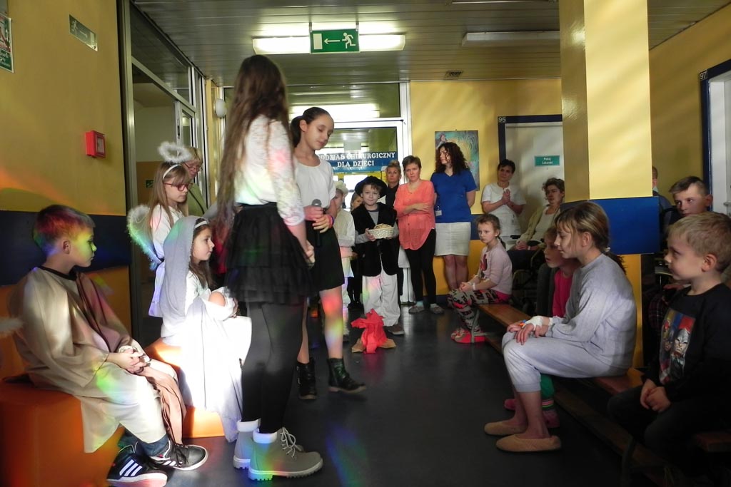 Uczniowie ze Szkoły Podstawowej nr 19 kolędowali w szpitalu