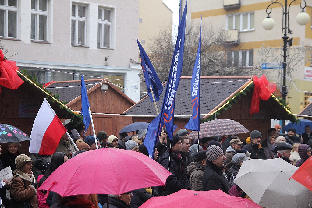 Pod teatrem manifestowali w obronie wolności mediów