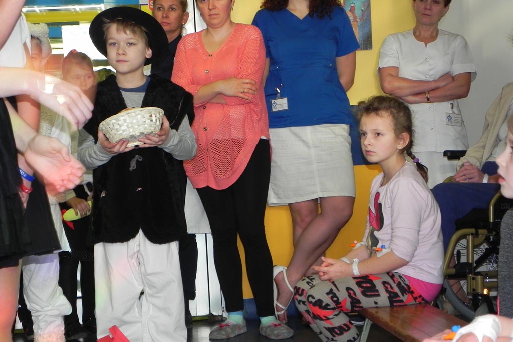 Uczniowie ze Szkoły Podstawowej nr 19 kolędowali w szpitalu