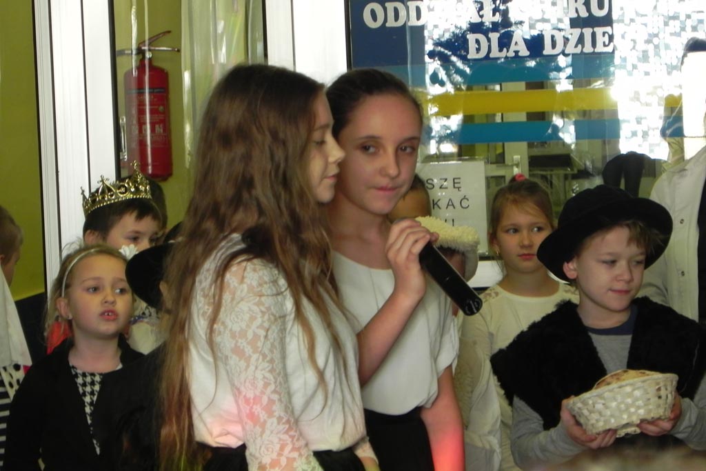 Uczniowie ze Szkoły Podstawowej nr 19 kolędowali w szpitalu