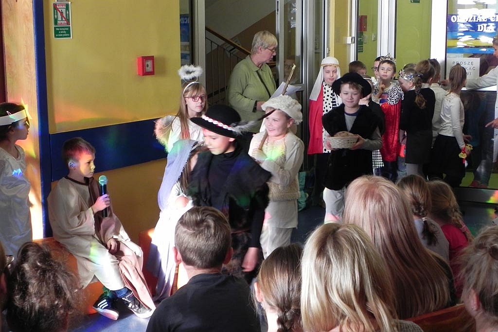 Uczniowie ze Szkoły Podstawowej nr 19 kolędowali w szpitalu