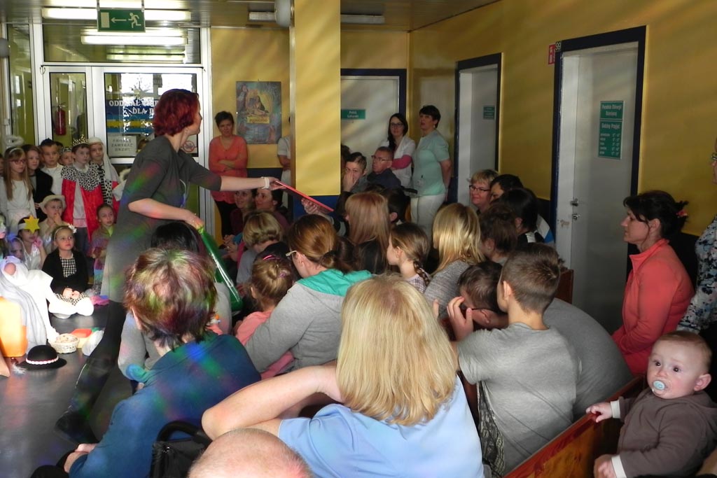 Uczniowie ze Szkoły Podstawowej nr 19 kolędowali w szpitalu